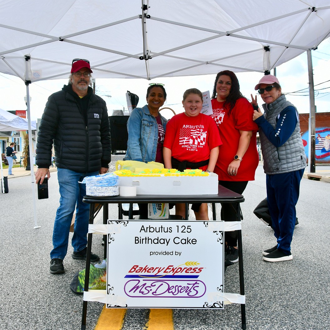 Volunteers and Arbutus 125 Birthday Cake 1