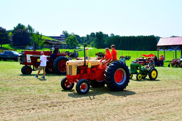 Slow Tractor Races