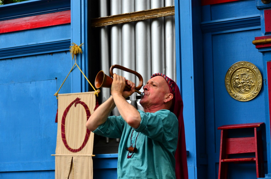 O Playing a Bugle