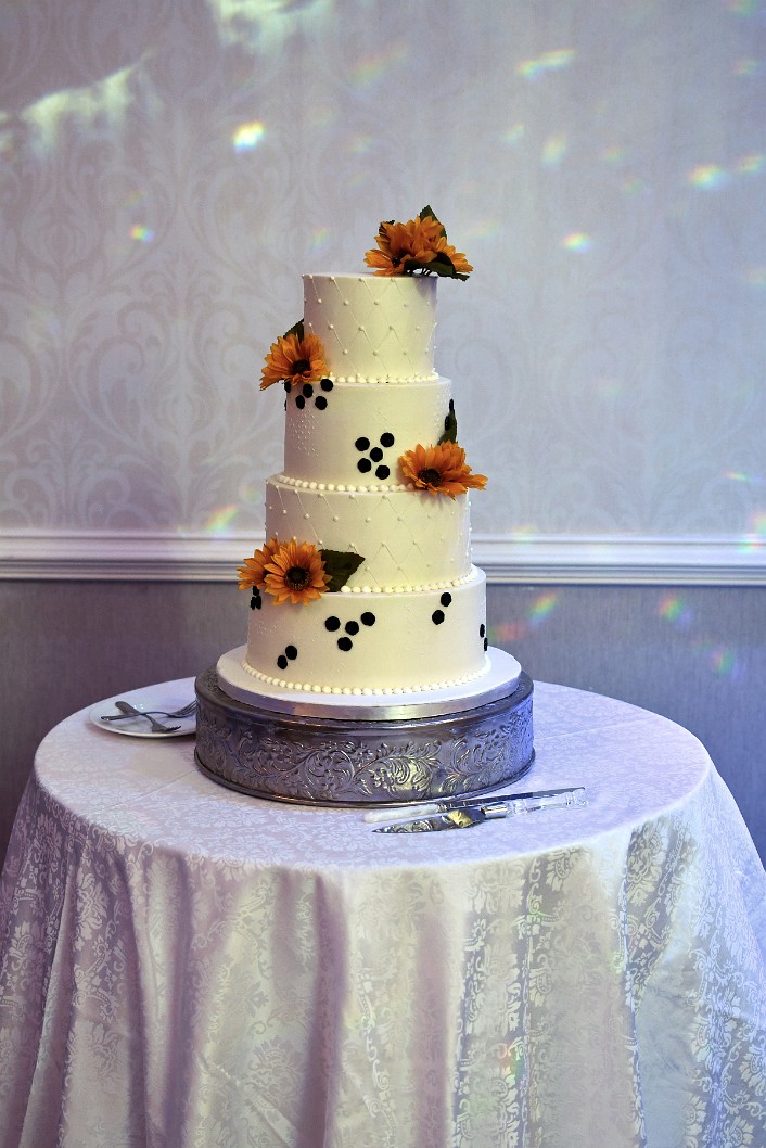 Gorgeous Wedding Cake With Flowers